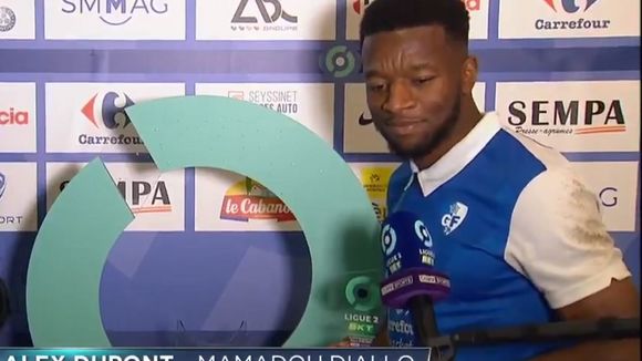 beIN Sports : Surpris de la petite taille de son trophée, un footballeur provoque un fou rire sur le plateau