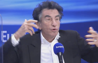 Jack Lang agacé face à Sonia Mabrouk