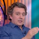 "Je suis le Olivier Giroud de Karim Chameroy" : Quand Alex Vizorek remplace Bertrand Chameroy dans "C à vous"