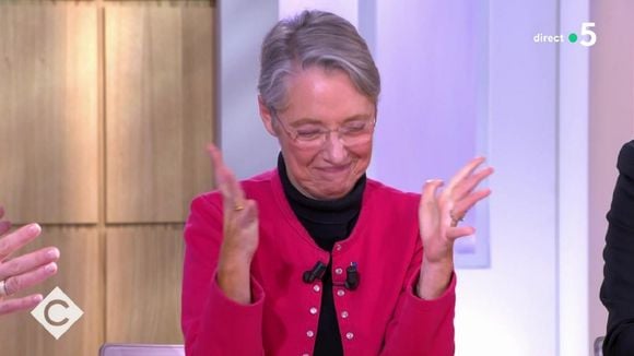 "Faut faire rentrer de l'argent !" : Elisabeth Borne interrompue par la page publicitaire dans "C à vous"