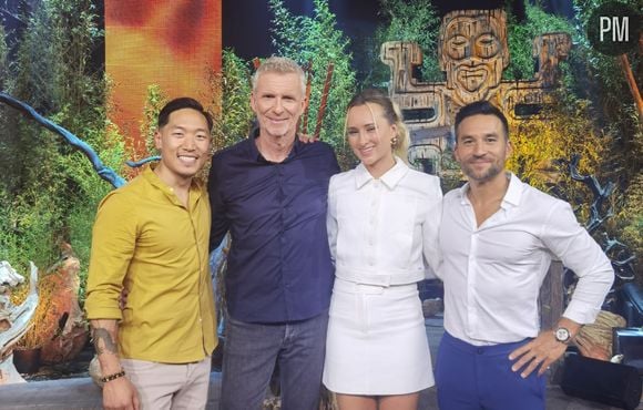 Denis Brogniart avec Frédéric, Tania et Nicolas, les finalistes de "Koh-Lanta : Le feu sacré" le mardi 13 juin 2023.