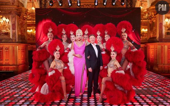 Stéphane Bern, Nicky Doll et les danseuses du Moulin Rouge.