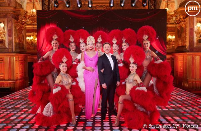 Stéphane Bern, Nicky Doll et les danseuses du Moulin Rouge.