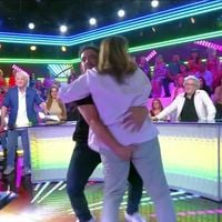 "T'as pété un câble" : Alex Goude dérape en mettant une main aux fesses de Valérie Benaïm en direct dans "TPMP"