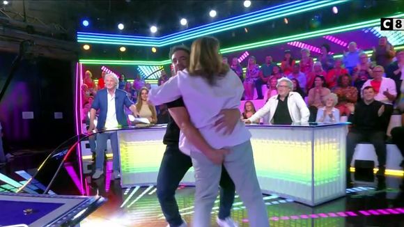 "T'as pété un câble" : Alex Goude dérape en mettant une main aux fesses de Valérie Benaïm en direct dans "TPMP"