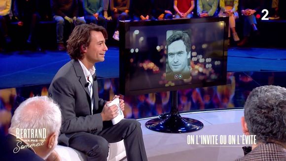 "Je le salue d'ailleurs" : Bertrand Chameroy et Isabelle Nanty mals à l'aise après avoir comparé Camille Combal à un serial-killer dans "Bertrand n'a pas sommeil" le 5 janvier 2024.