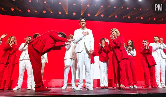 Esteban Ocon et la troupe des "Enfoirés 2024" à Bordeaux.