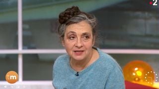 "Je ne suis pas son pote" : Dans "Télématin", Catherine Ringer explique pourquoi elle a mis un vent Emmanuel Macron lors de la cérémonie d'inscription de l'IVG dans la Constitution