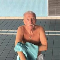 "Je vais enlever mon survêtement" : Jacques Vendroux se déshabille et se jette dans une piscine en direct sur CNews