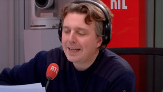 "Merci RTL de m'avoir offert l'asile humoristique juste à temps" : Alex Vizorek dézingue France Inter après la suspension de Guillaume Meurice