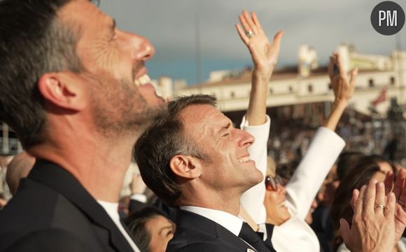 Emmanuel Macron, président de la République, et Tony Estanguet, président du comité d'organisation des Jeux olympiques et paralympiques de Paris 2024, observent la patrouille de France à Marseille le 8 mai 2024.