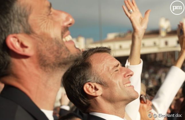 Emmanuel Macron, président de la République, et Tony Estanguet, président du comité d'organisation des Jeux olympiques et paralympiques de Paris 2024, observent la patrouille de France à Marseille le 8 mai 2024.