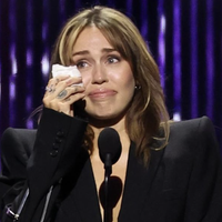 Miley Cyrus rend hommage à "Hannah Montana" et fond en larmes lors de la cérémonie Disney Legends