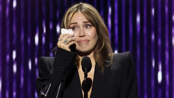 Miley Cyrus rend hommage à "Hannah Montana" et fond en larmes lors de la cérémonie Disney Legends