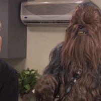 Vidéobuzz : Harrison Ford règle un vieux différend avec... Chewbacca !