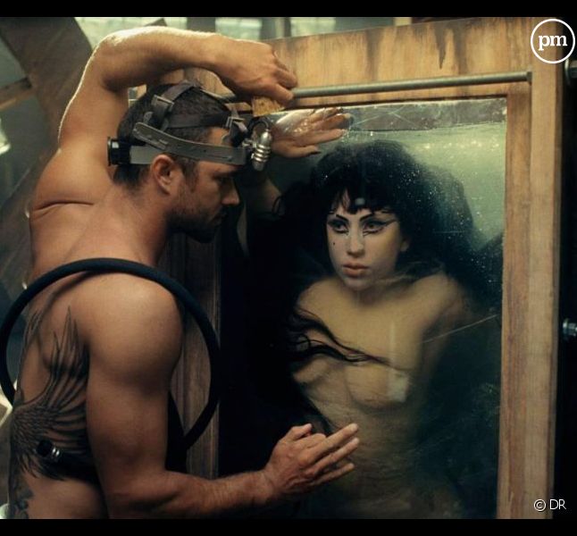 Lady Gaga dans le clip de "Yoü and I"