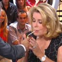 Yann Barthès et Catherine Deneuve fument sur Canal+, le 29 août 2011.
