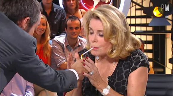 Yann Barthès et Catherine Deneuve fument sur Canal+, le 29 août 2011.