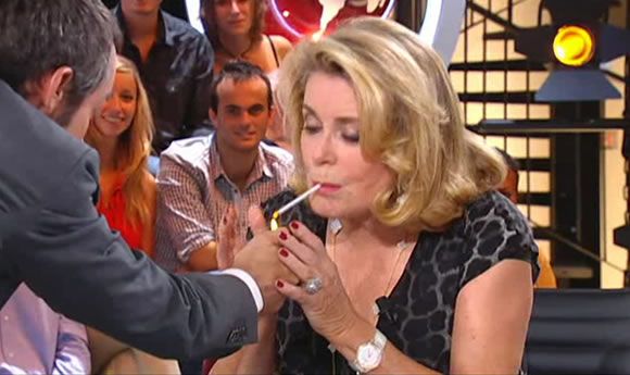 Yann Barthès et Catherine Deneuve fument sur Canal+, le 29 août 2011.