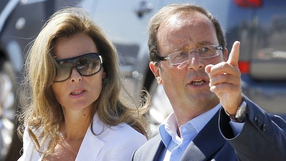 Une biographie de François Hollande critiquée par sa compagne journaliste