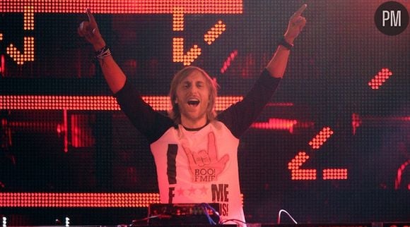 David Guetta mixe dans un club en Russie