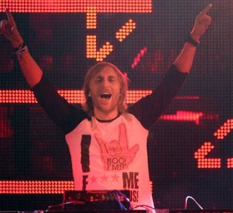 David Guetta mixe dans un club en Russie