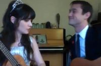 Zooey Deschanel et Joseph Gordon-Levitt chantent "What Are You Doing New Year's Eve"