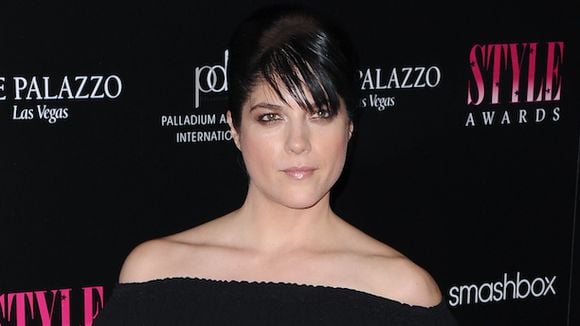 Selma Blair tiendra le premier rôle féminin de la nouvelle série de Charlie Sheen