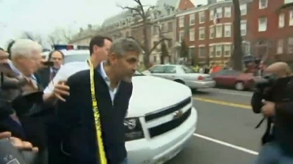 George Clooney arrêté et menotté