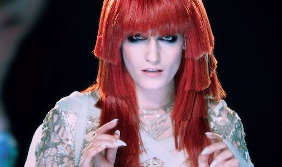 Florence Welch dans le clip de "Spectrum"