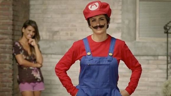 Vidéobuzz : Penélope Cruz se déguise en Mario pour les besoins de "New Super Mario Bros 2"