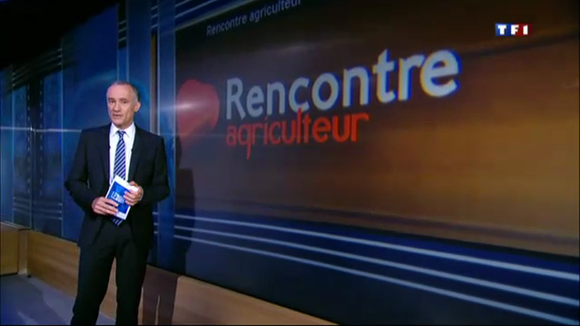 Gilles Bouleau présente le journal de 20 heures de TF1 debout.