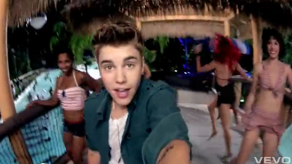 Clip : Justin Bieber mouille le maillot dans une pool party pour "Beauty and a Beat"