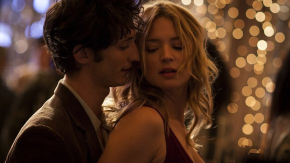 Bande-annonce : Virginie Efira et Pierre Niney ont "20 ans d'écart"