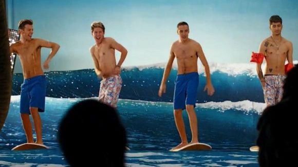 Clip : One Direction s'amuse dans "Kiss You"