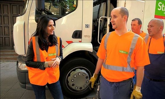 Marie Drucker part en tournée avec les "ripeurs" de Strasbourg chargés du ramassage des ordures ménagères