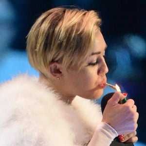 Miley Cyrus allume un joint aux MTV Europe Music Awards 2013