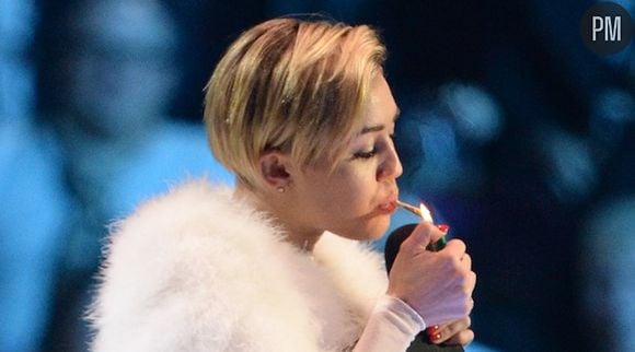 Miley Cyrus allume un joint aux MTV Europe Music Awards 2013