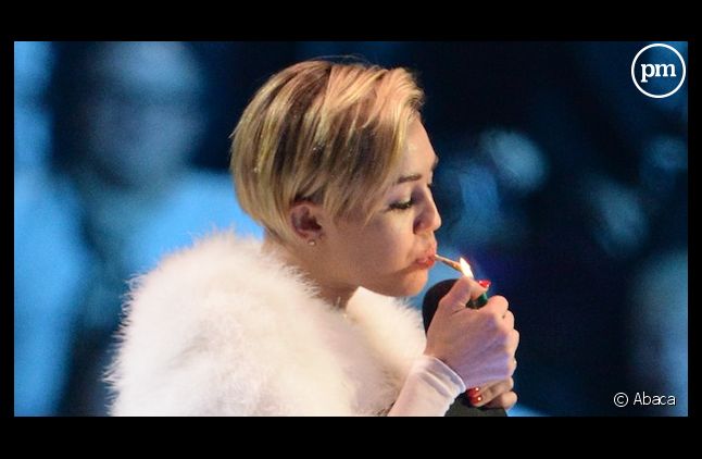 Miley Cyrus allume un joint aux MTV Europe Music Awards 2013