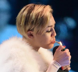 Miley Cyrus allume un joint aux MTV Europe Music Awards 2013
