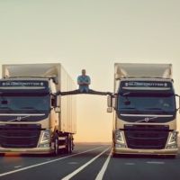 Pub Volvo : Jean-Claude Van Damme fait un spectaculaire grand écart entre deux camions