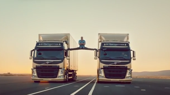 Pub Volvo : Jean-Claude Van Damme fait un spectaculaire grand écart entre deux camions