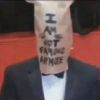 Shia LaBeouf avec un sac en papier sur la tête à Berlin