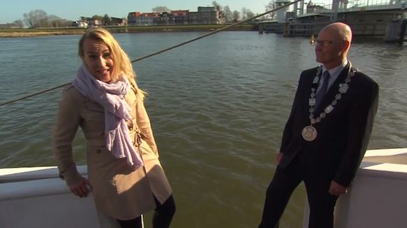 Une animatrice hollandaise chute dans la rivière pendant une interview