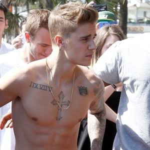 Justin Bieber torse nu au festival de Cannes