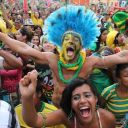 Des Brésiliens en joie après la victoire cotnre le Chili
