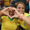 Des Brésiliens en joie après la victoire cotnre le Chili
