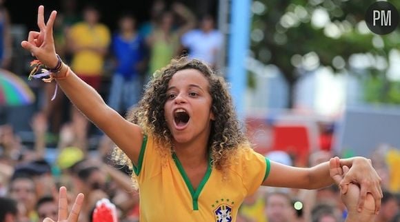 Des Brésiliens en joie après la victoire cotnre le Chili