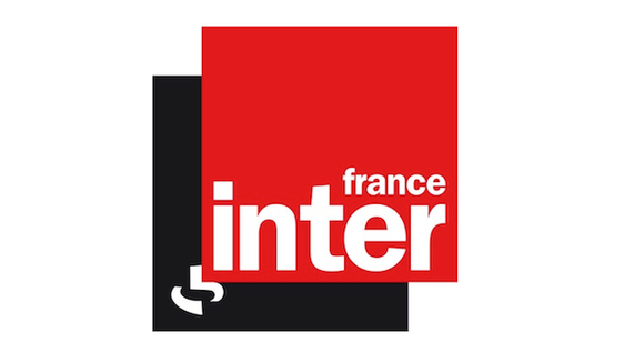 Des auditeurs de France Inter manifestent pour protester contre l'arrêt de "Là-bas si j'y suis"