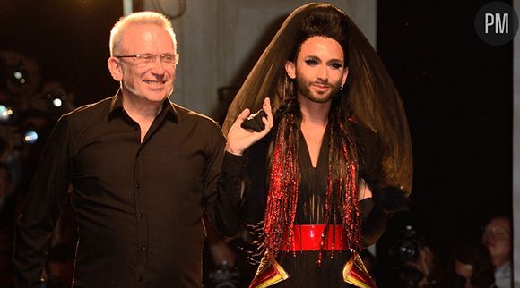 Conchita Wurst défile pour Jean-Paul Gaultier, à Paris le 9 juillet 2014.